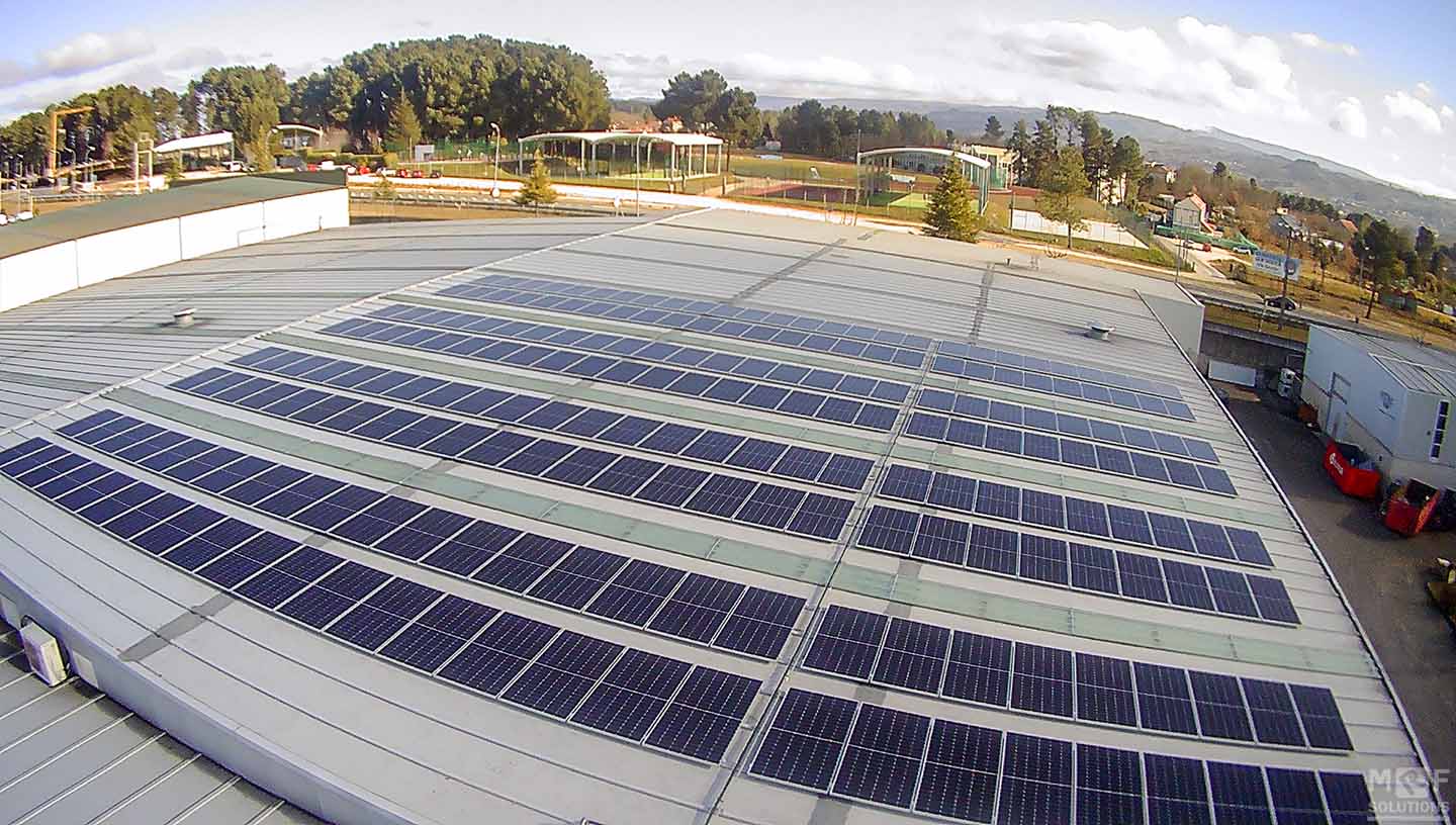 Paneles solares instalados por MRF Solutions.